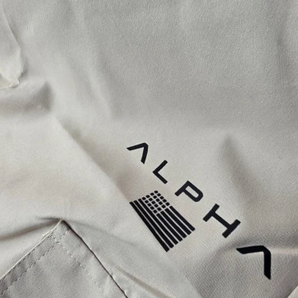 Detalhe da estampa ALPHA com bandeira