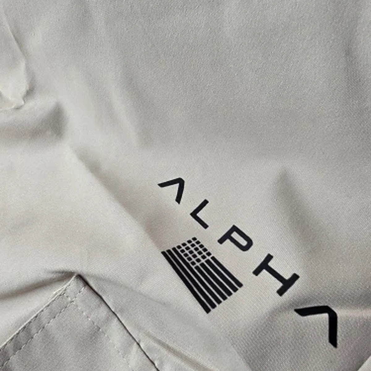 Detalhe da estampa ALPHA com bandeira