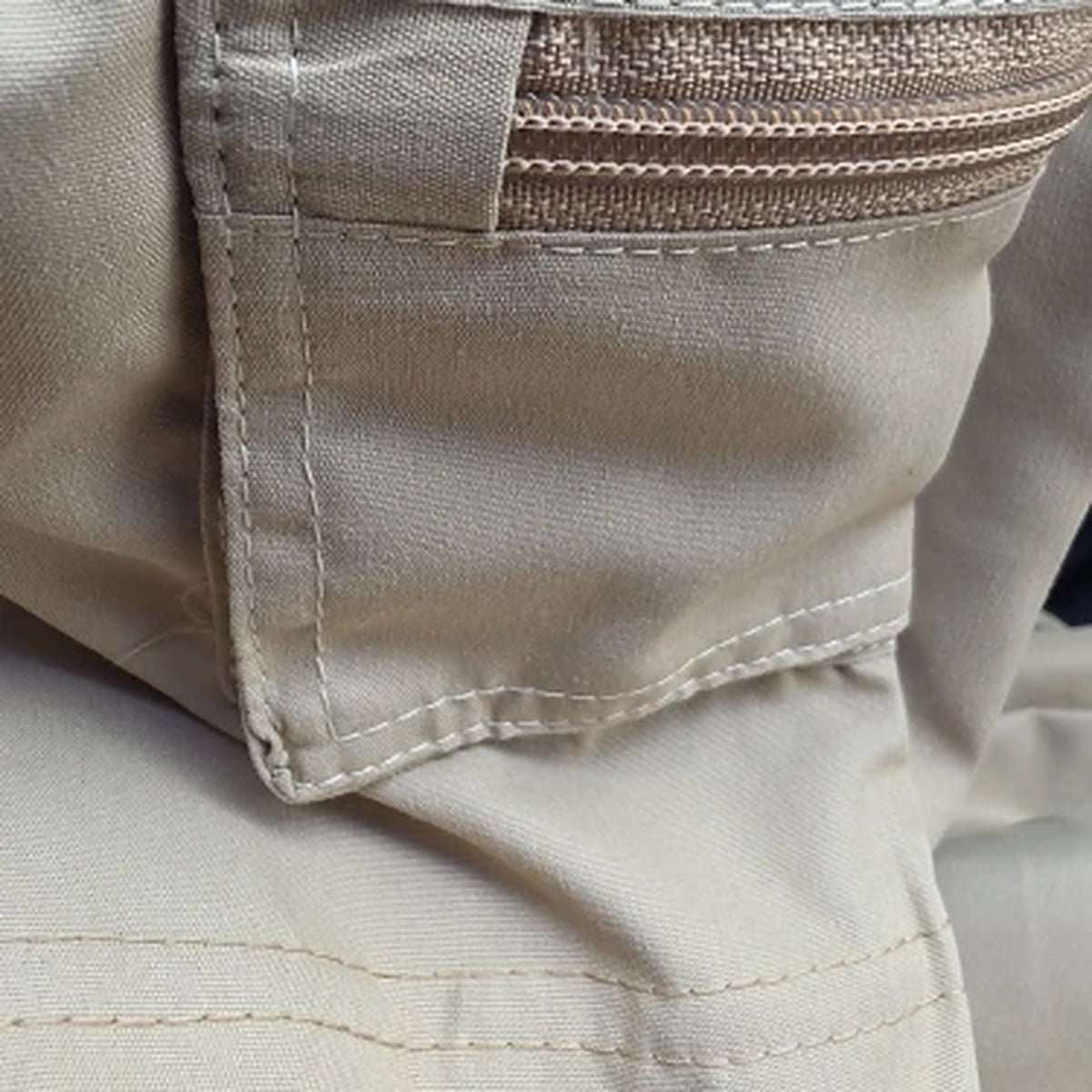 Detalhe do bolso cargo com zíper
