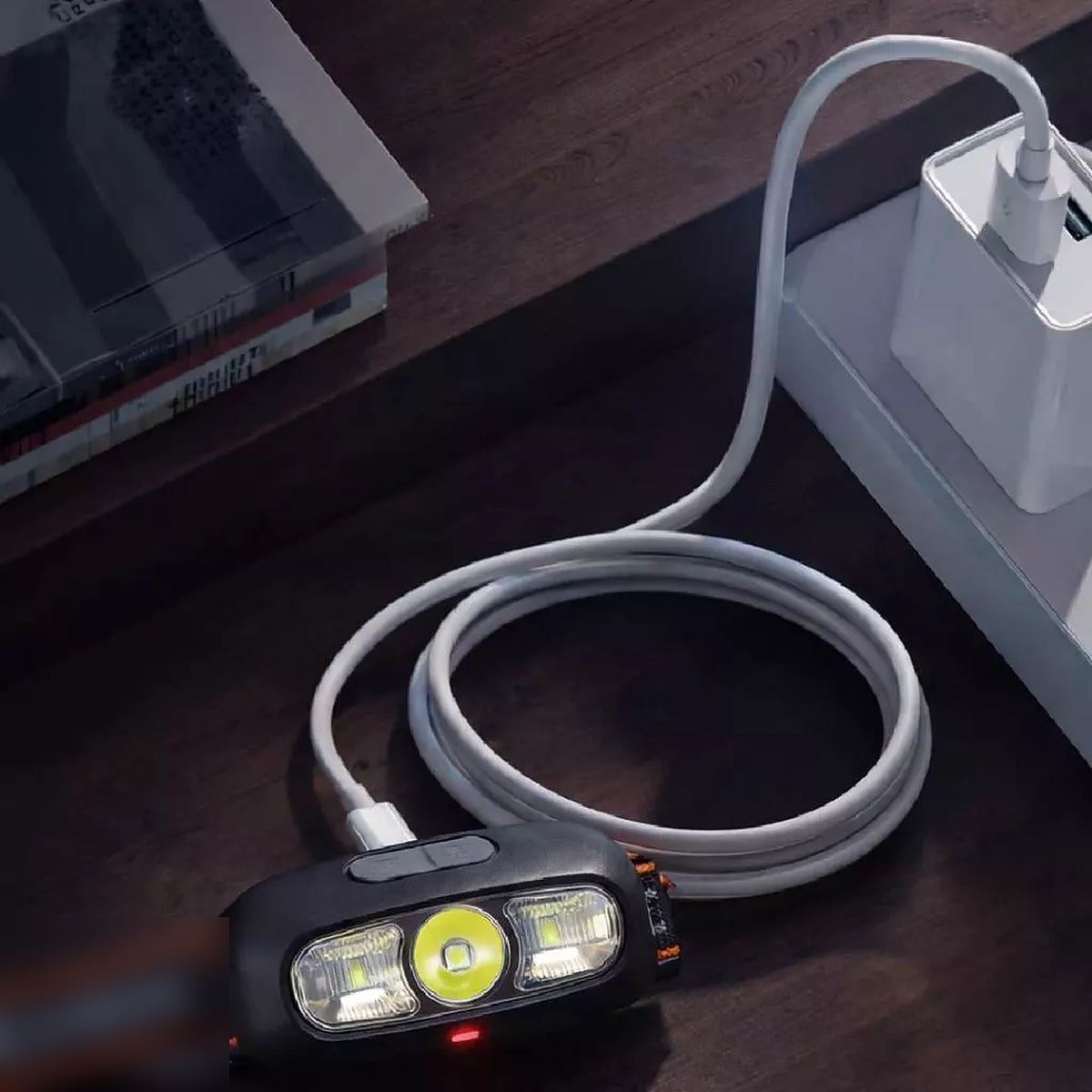 Lanterna de cabeça carregando pelo cabo USB